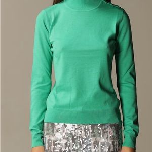 Turtle neck green sweater